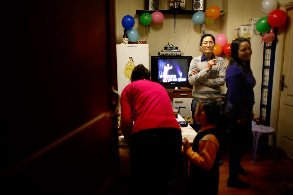 Nouvel an  chinois dans la famille Chu. Karaoke, oeufs de 100 ans et alcool de riz. Dans l'immeuble, toutes les familles sont chinoises et sans papiers.