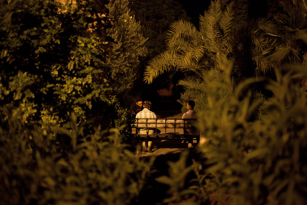 Marrakech, quartier de la Koutoubia, près de la Place Djema el Fna. Un touriste va à la rencontre de jeunes hommes dans un parc. Un signe suffit pour se reconnaitre et engager une conversation.