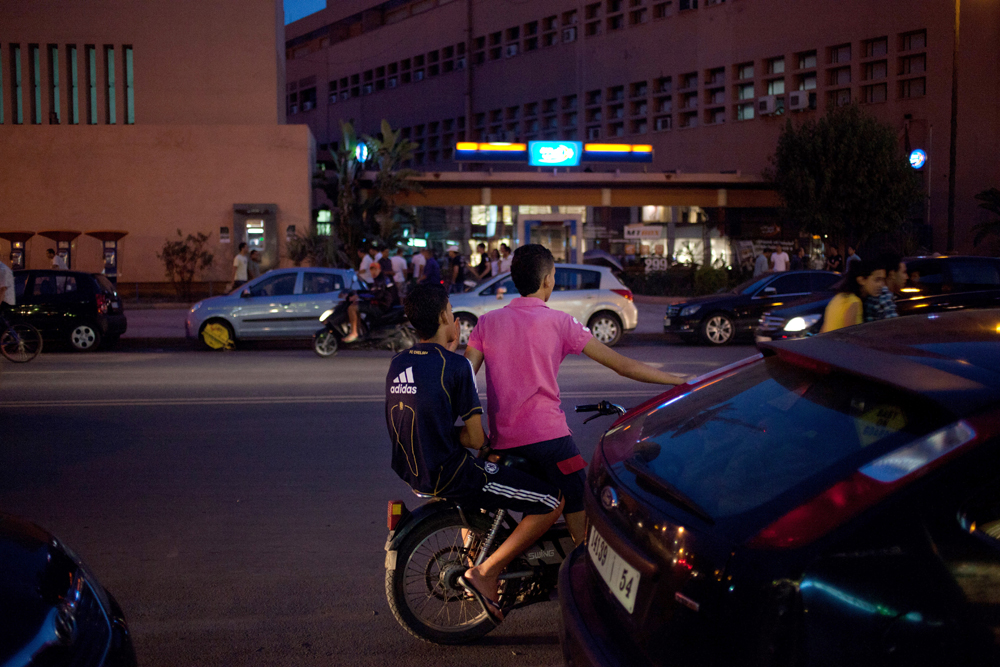 Dans le quartier Gueliz, à Marrakech, de jeunes garçons attendent  des clients. La plupart du temps, des touristes.
Ce quartier est très fréquenté et connu comme étant un haut lieu de la prostitution de mineurs. 

