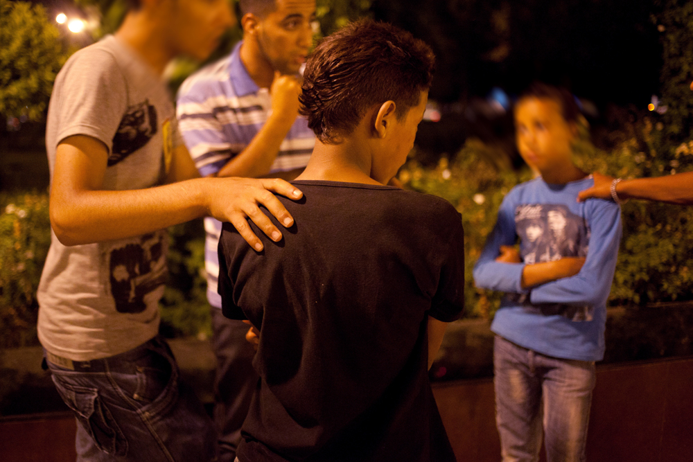 Quartier de Gueliz, lieu de la prostitution de mineurs.
Deux garçons de 9 et 10 ans, viennent se prostituer tous les soirs dans le quartier.
Ils parlent avec les bénévoles de l'association.
