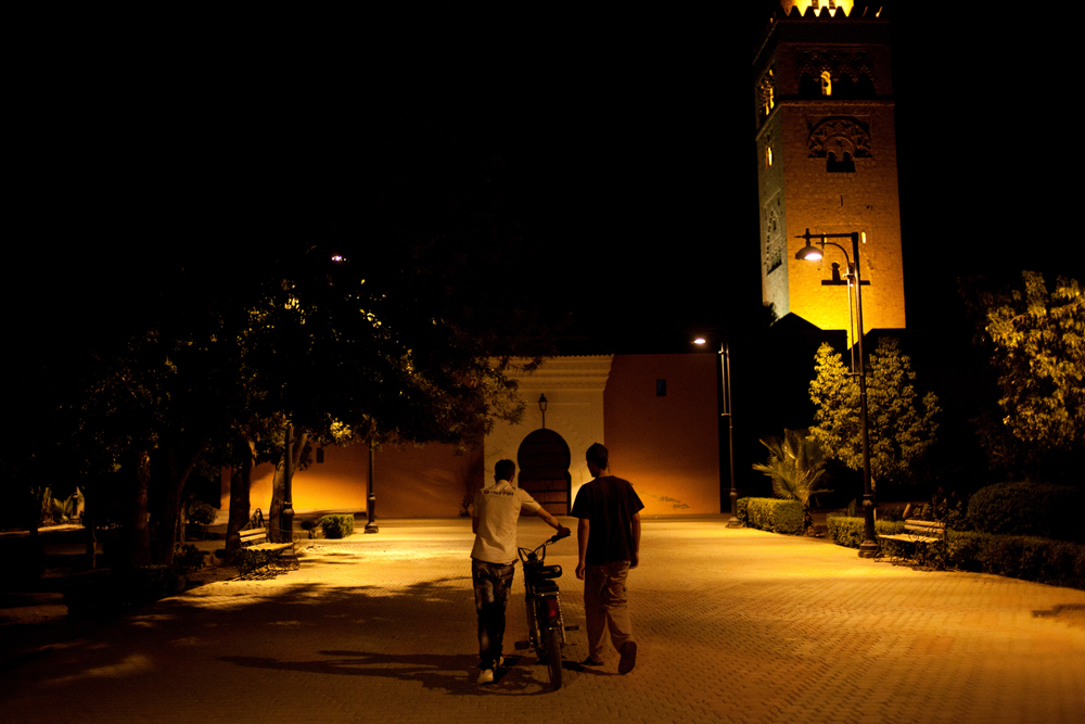 Marrakech.Deux jeunes anciens prostitués font maintenant partie de l'association Touche Pas A Mon Enfant.
Ils connaissent parfaitement les lieux de prostitution de mineurs.