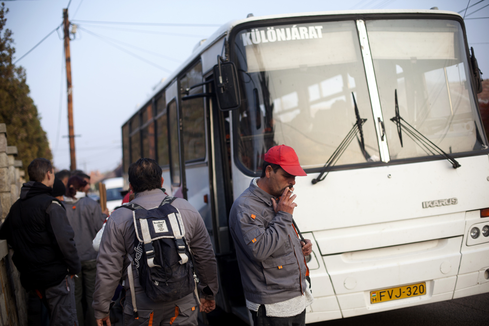 Chaque matin, les Roms sont emmenés sur les chantiers en bus.