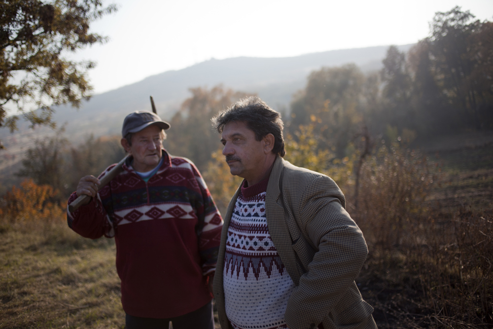 Rencontre entre Janos Farkas, chef de la communauté Rom, dont la famille vit à Gyöngyöspata depuis 600 ans et un habitant extrémiste du village.