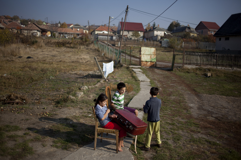 De plus en plus de familles Rom souhaitent fuir et s'exiler au Canada.
La pression autour des Roms dans le village est trop forte.