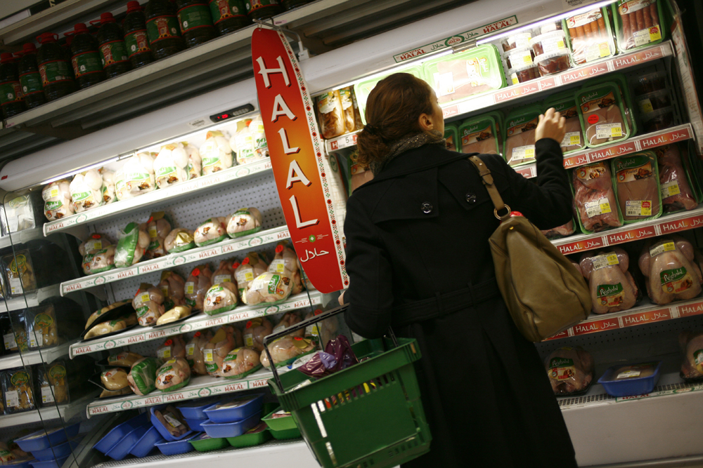 Rayon halal d'un supermarché aux portes de Paris.