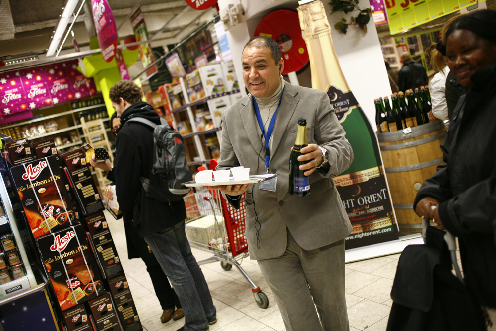 Dégustation de champagne halal dans un supermarché, à  la veille du réveillon.
Rachid Gacem est représentant de la marque Night Orient.