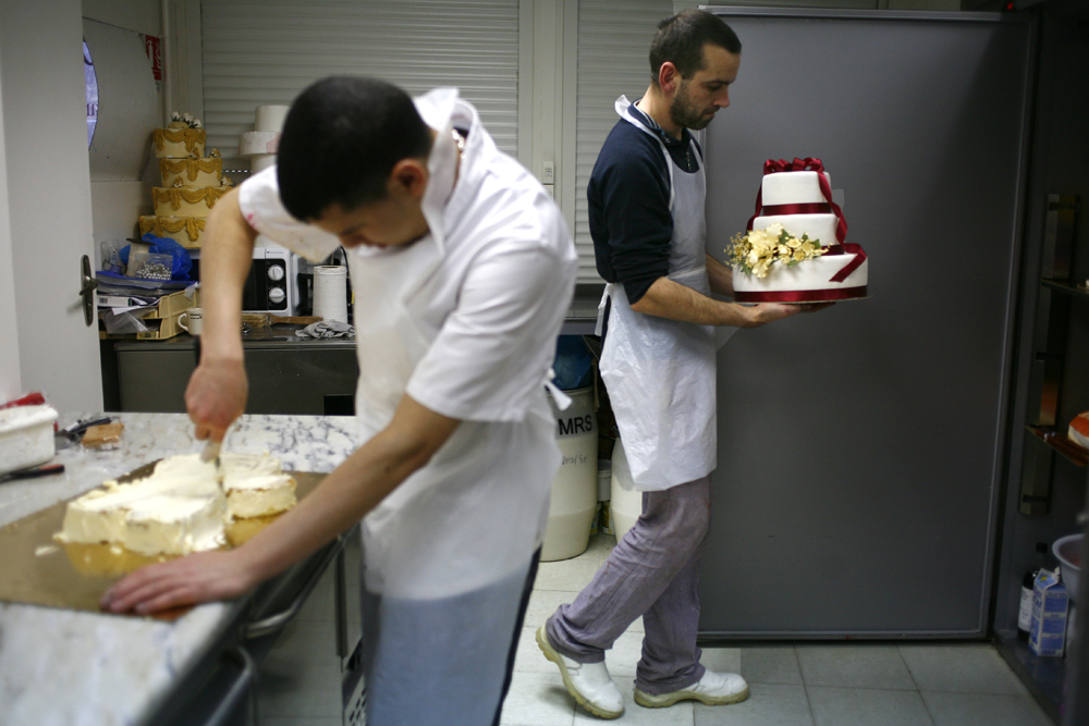 Dounia Aissaoui a créé une entreprise de gâteaux de fête sans alcool ni gélatine de porc : le wedding cake halal.