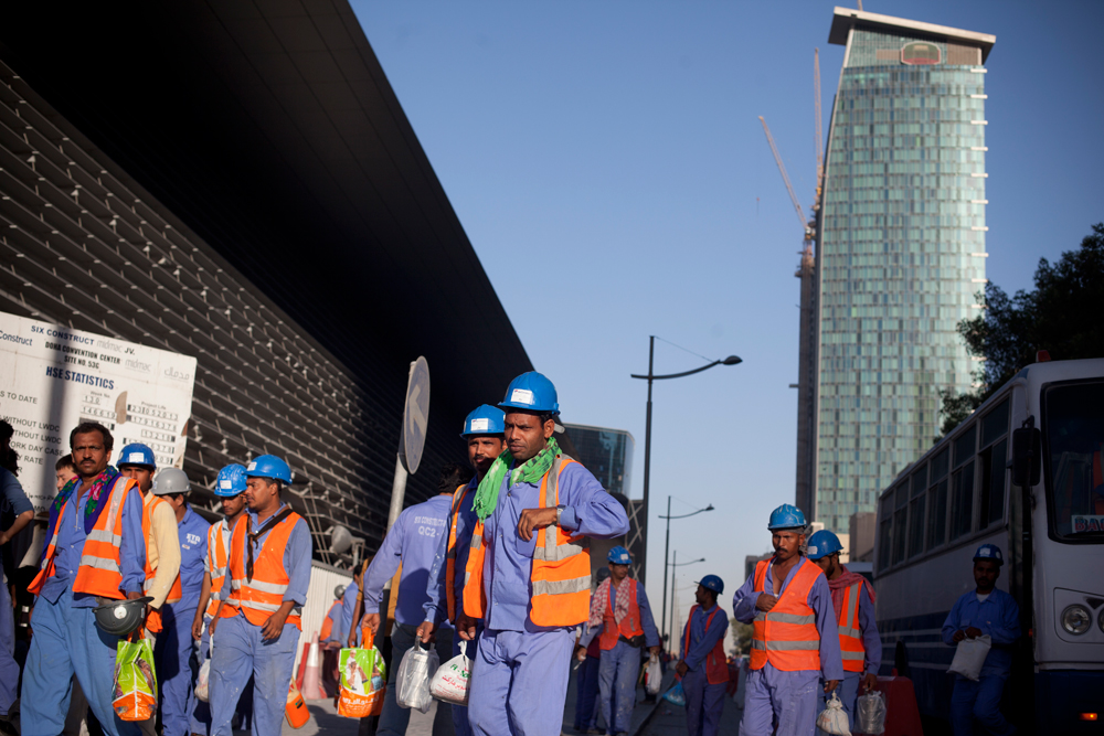 Les bus affrétés par les compagnies de construction déposent les ouvriers devant les chantiers du Centre de Doha, dans le quartier de la Corniche.