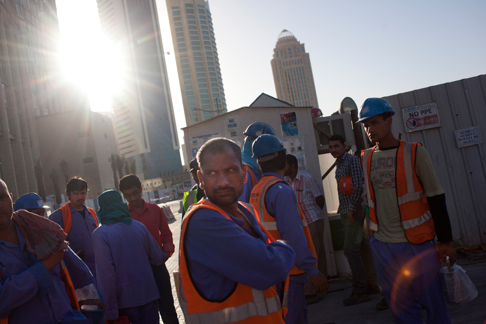 Dans le centre de Doha, quartier de la Corniche. Les ouvriers attendent d'entrer sur le chantier de construction sur lequel ils travailleront toute la journée.
