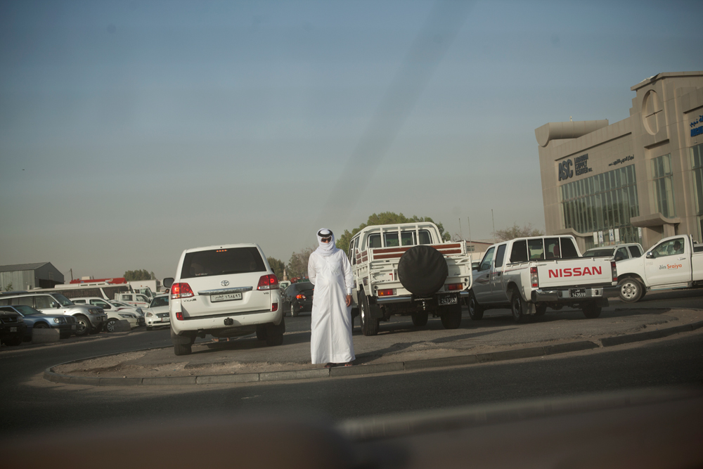 Industrial Area, à la périphérie de Doha. Ouvriers et vendeurs de voitures de luxes pour riches qataris se côtoient dans ce quartier.