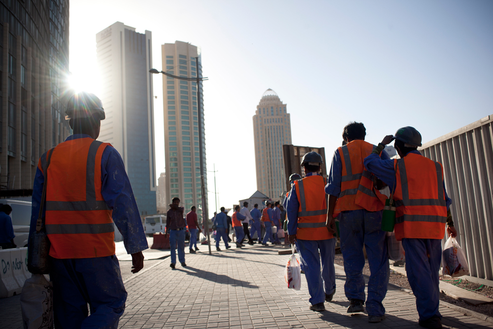 Centre de Doha, quartier de la Corniche. Les ouvriers travaillent sur les chantiers 10 et 14 heures par jours pour 800 à 1500 riyals (150 à 350 euros) par mois.