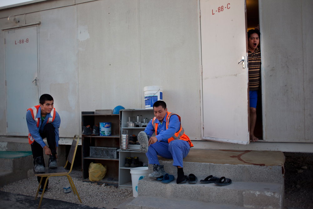 Camp Al Nakhla. Départ des ouvriers vers les chantiers, à l'aube.