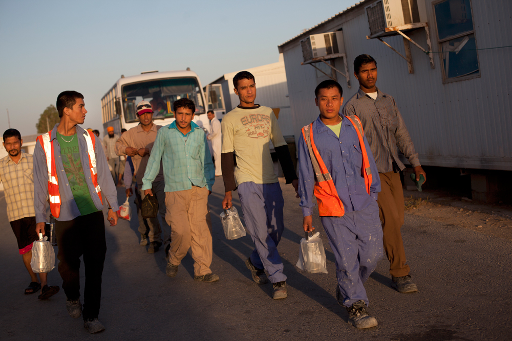Camp Al Nakhla. Les ouvriers rejoignent les bus qui les emmènent dans les chantiers sur lesquels ils travailleront toute la journée, au centre de Doha.