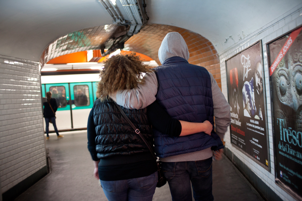 Mickael et Sadia en planque dans le métro, jouent le couple d'amoureux pour tenter de surprendre les voleuses en flagrant délit.