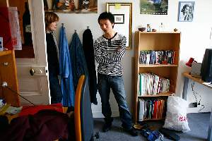 Zheng Zhou a 17 ans. Il est lycéen et très bon élève. Sans papiers, il est parrainé par ses voisins de palier et par le réseau RESF.