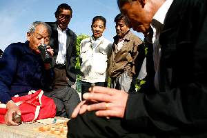Les yie-yie - les grands-pères - se retrouvent au parc autour d'une tasse de thé bouillante et d'un plateau de mahjong.