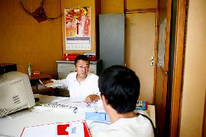 Vincent aide les sans papiers chinois pour leurs démarches administratives. Les réseaux d'entraide sont nombreux dans le quartier.