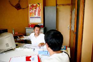 Vincent aide les sans papiers chinois pour leurs démarches administratives. Les réseaux d'entraide sont nombreux dans le quartier.