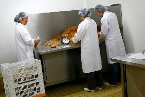 La recette de fabrication des saucisses et du porc séché Sing Quang Ying est bien gardée. La marque est aujourd'hui leader dans les grands magasins asiatiques de la région parisienne.