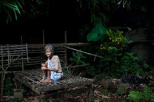 Wayan Resmini a 53 ans . Sa famille la laisse mourir de faim. Elle a perdu toutes ses forces. 