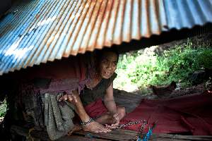 Inanga a 56 ans. 
Sa famille vit au milieu de la jungle et a décidé de l'enchaîner  il y a  5 ans, à cause de ses crises de démence.
