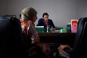 Saloua, au siège de l'association, à Agadir, s'entretient avec une victime et sa mère.
