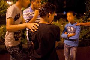 Quartier de Gueliz, lieu de la prostitution de mineurs.
Deux garçons de 9 et 10 ans, viennent se prostituer tous les soirs dans le quartier.
Ils parlent avec les bénévoles de l'association.
