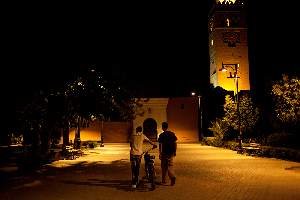 Marrakech.Deux jeunes anciens prostitués font maintenant partie de l'association Touche Pas A Mon Enfant.
Ils connaissent parfaitement les lieux de prostitution de mineurs.