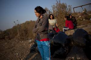 Un groupe de femmes Roms a été mobilisé pour nettoyer les rues du village.
