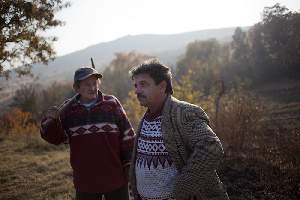 Rencontre entre Janos Farkas, chef de la communauté Rom, dont la famille vit à Gyöngyöspata depuis 600 ans et un habitant extrémiste du village.