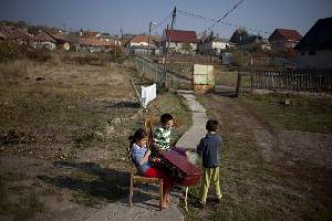 De plus en plus de familles Rom souhaitent fuir et s'exiler au Canada.
La pression autour des Roms dans le village est trop forte.