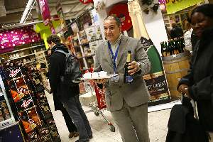 Dégustation de champagne halal dans un supermarché, à  la veille du réveillon.
Rachid Gacem est représentant de la marque Night Orient.