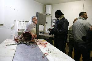 Abattoir DUPAS à Jossigny. Les animaux y sont abattus par des sacrificateurs, selon le rituel musulman. Les clients viennent chercher la viande découpée immédiatement après l'abattage..