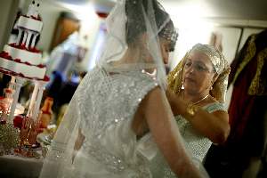 La wedding planneuse coordonne toute la cérémonie de mariage : du traiteur halal à la negafa.
