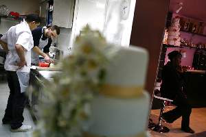 Dounia Aissaoui a créé une entreprise de gâteaux de fête sans alcool ni gélatine de porc : le wedding cake halal.