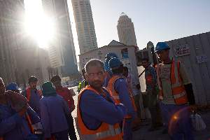 Dans le centre de Doha, quartier de la Corniche. Les ouvriers attendent d'entrer sur le chantier de construction sur lequel ils travailleront toute la journée.