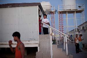 Camp Al Nakhla. Baraquement servant de sanitaires aux ouvriers du camp.