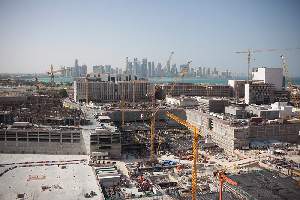 Au centre de Doha, un chantier titanesque de futurs complexes hôteliers et de boutiques de luxe.