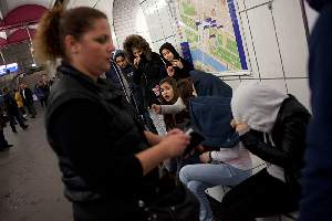 Les jeunes filles agissent en groupe, sur les lignes de métro empruntées par les touristes. Elles se collent à eux. Elles ont du flair. Se trompent rarement de victime.