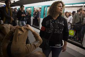 Toute la journée, la course se poursuit de rame de métro en couloirs de correspondance. Les groupes de voleuses sont toujours les mêmes.