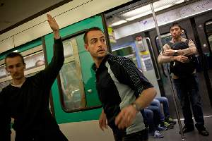 Immédiatement après le vol, l'équipe de policier fait arrêter la rame de métro pour retrouver la victime,