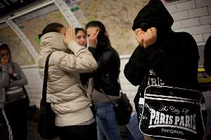 Si la police trouve l'argent sur elles, elles sont emmenées en garde à vue. Parfois, la liasse de billets est déjà passée de mains en mains pour sortir du métro.