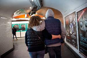 Mickael et Sadia en planque dans le métro, jouent le couple d'amoureux pour tenter de surprendre les voleuses en flagrant délit.