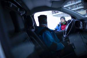 Héloïse et Lambert, à l’aube. Après plusieurs heures de route, ils arrivent à la station des Arcs. De là, ils doivent monter à 3200 mètres d’altitude, sur le glacier de l’Aiguille Rouge.